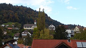 Oberschan mit dem markanten Türmchen des Schulhauses