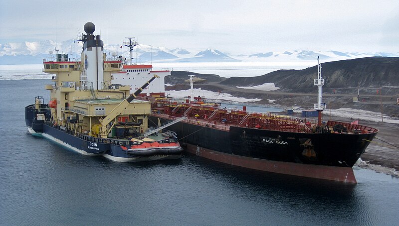 File:Oden the Icebreaker and transport Paul Buck, in Antarctica -a.jpg