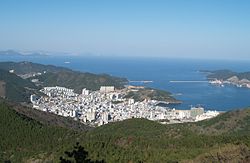 从玉浦山俯瞰巨济市景与港口