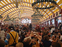 Oktoberfest, la fête de la bière, à Theresienwiese, est une des plus grandes fêtes populaires du monde.