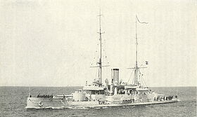 Olfert Fischer fotograferet i 1913. Midtskibs er en af redningsbådene ved at blive firet ned. Skibet er malet gråt ("kampgrå").