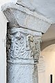 English: Capital (formerly crypt, around 1000 AD) in secondary usage supporting the staircase to the organ gallery Deutsch: Säulenkapitell (vorher in der Krypta, um 1000 n. Chr.) in Sekundärverwendung unter dem Emporenaufgang