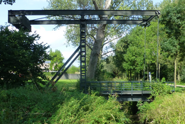 Afbeelding van de voormalige Zwarte hoekbrug over de molenbeek in het basketbalpark te Aalst.