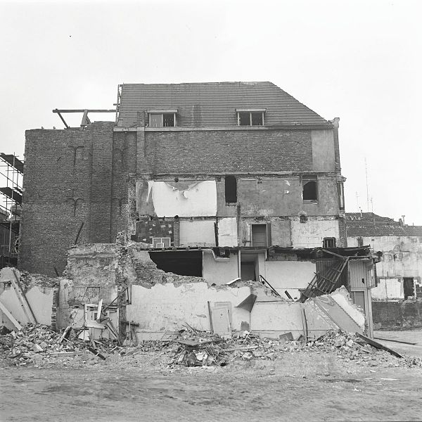 File:Overzicht gevels, grotendeels gesloop van nummer 38 en nummer 36 tijdens sloop, aan de Grotestraat - Nijmegen - 20429402 - RCE.jpg