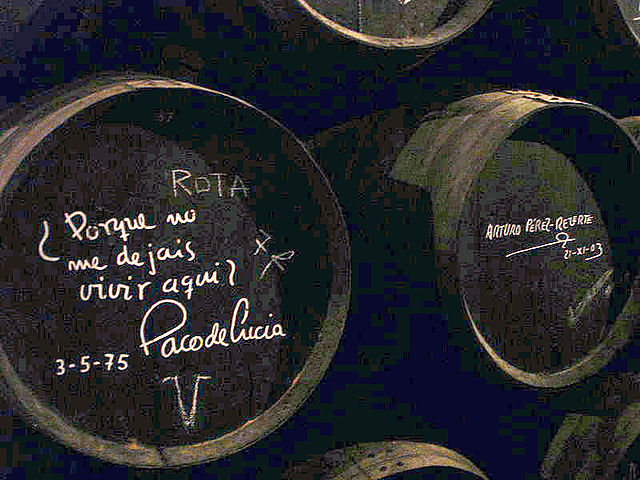 Sherry barrel signed by Pérez-Reverte