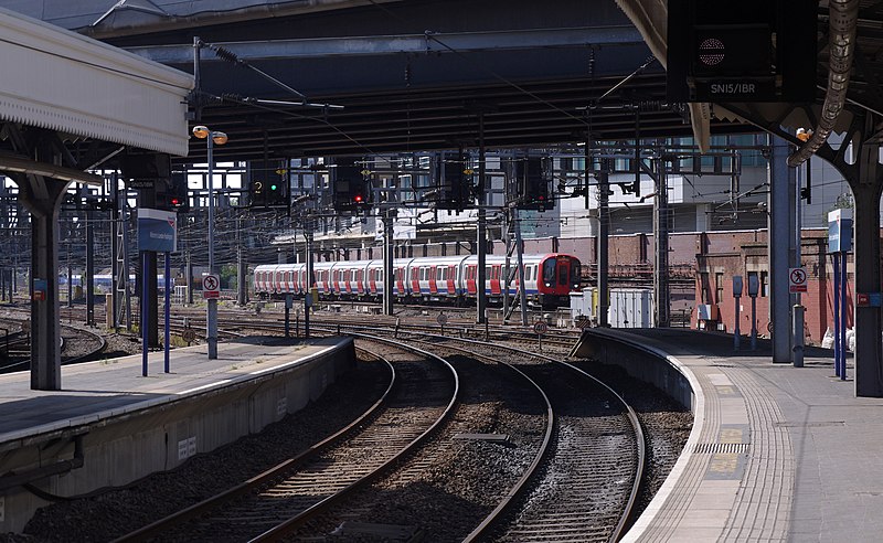 File:Paddington station MMB 84 S Stock.jpg