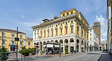 Palazzo Beretta lato SE piazza Mercato a Brescia.jpg