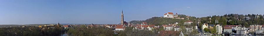 Панорама на Ландсхут (гледка към замъка Траусниц и малка базилика „Св. Мартин и Кастул Римски“)
