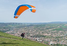 Parapentiste décollant de la Puncho d'Agast.