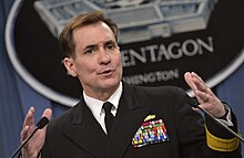 Pentagon Press Secretary Navy Rear Adm.
John Kirby instrukcias raportistojn en la Kvinangulo, la 27-an de marto 2014 140327-D-NI589-064.jpg