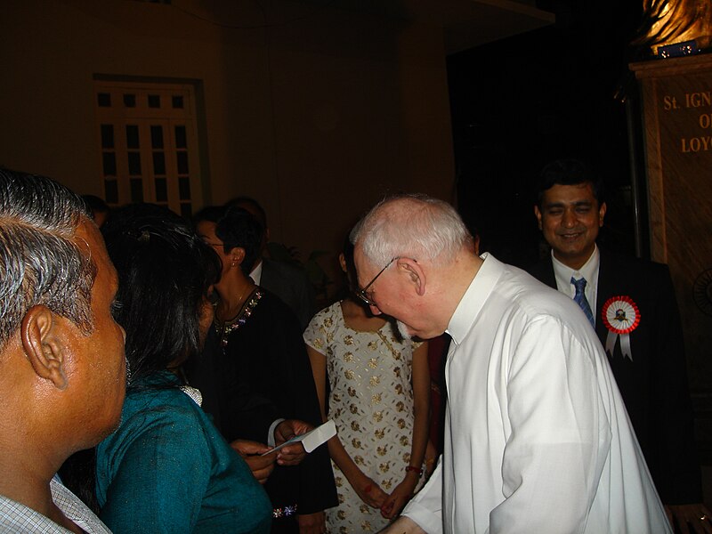 File:Peter-Hans Kolvenbach, S.J., the 29th Superior General of the Society of Jesus with alumni at Margao, Goa11.jpg