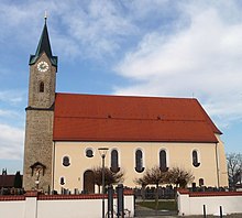 Die Pfarrkirche St. Simon und Judas Thaddäus befindet sich im Ortsteil Kurzenisarhofen