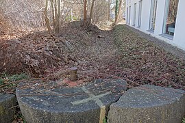 Mühlsteine am trockengelegten Pilsach-Leitgraben vor dem Hauptgebäude