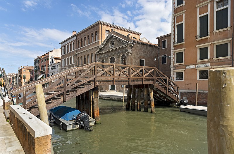 File:Ponte de le Capuzzine (Venice).jpg