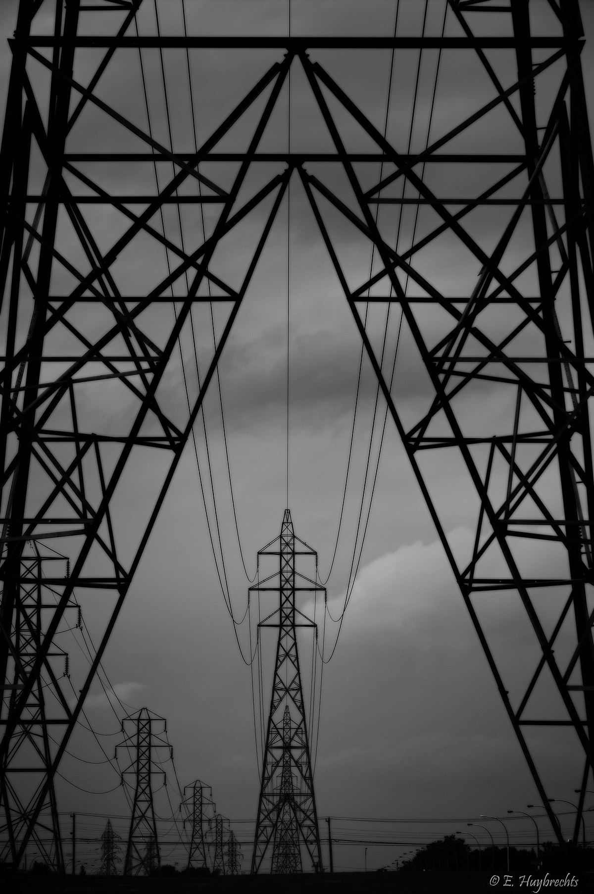 File:Overhead power lines in Dnipro, Ukraine.jpg - Wikimedia Commons