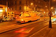 Čeština: Vánočně vyzdobená mazací tramvaj evidenční číslo 5572 čekající na Palmovce.
