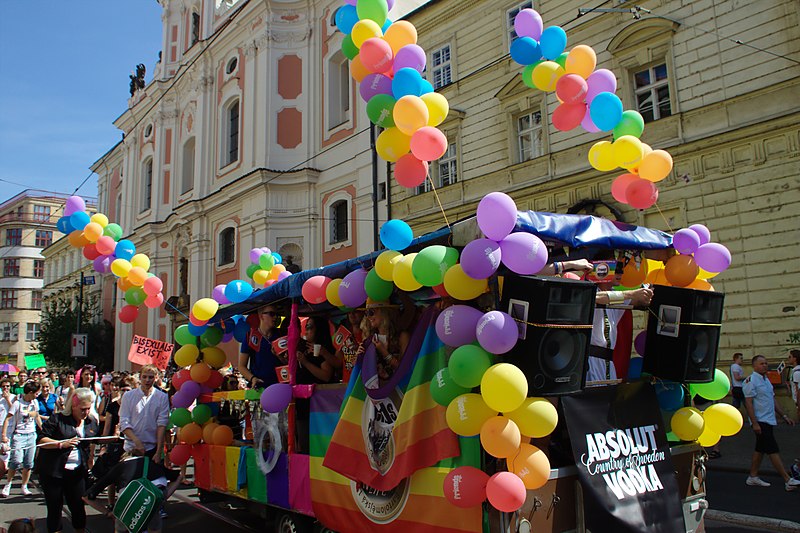 File:Praha, Staré Město, Prague Pride 2012, vůz s balonky.jpg