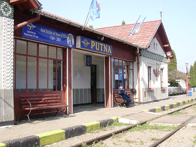 File:Putna Railway Station - panoramio.jpg