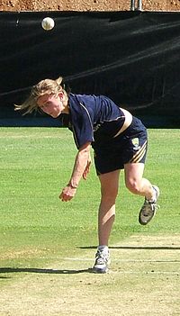 Haynes bowling di Adelaide Oval jaring.