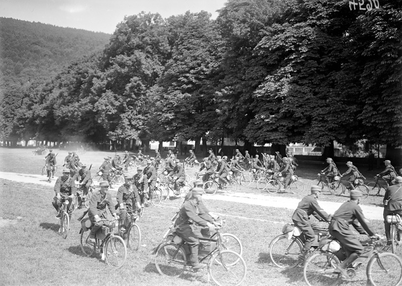 File:Radfahrer beim Geschicklichkeitsfahren - CH-BAR - 3240484.tif