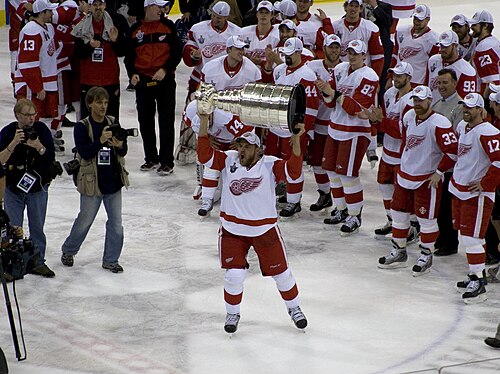 גביע סטנלי, גביע אליפות ליגת ה-NHL, מונף על ידי שחקני דטרויט רד וינגס עם זכייתה באליפות ב-2008
