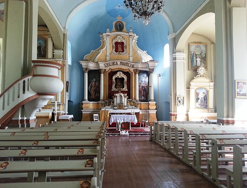 File:Renavas church interior.jpg