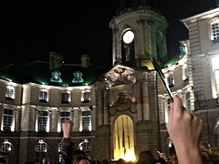 En face de la mairie de Rennes, certains manifestants pointent des crayons vers le ciel en hommage aux victimes.