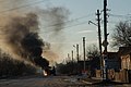Buss som brenner på veien mellom Kharkiv og Kyiv, 24. februar 2022. Foto: Yan Boechat/VOA