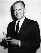 Vertegenwoordiger Gerald R. Ford, Jr. met zijn Sports Illustrated Silver Anniversary Award - NARA - 7064481.jpg