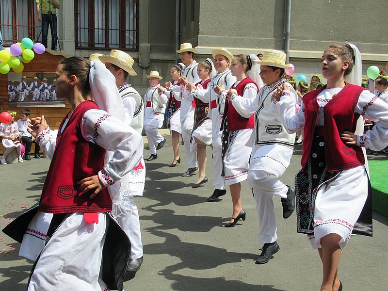 File:Romanian Folk Dancing (38822614751).jpg