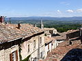 Bonnieux, village perché, domine la plaine.