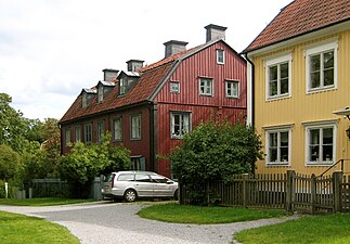 Rosenvik, Djurgårdsslätten 108, från början av 1760-talet. Det gula huset hörde tidigare till Casinohusen på Allmänna gränd.
