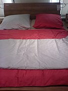 Rot-weiße Bettbezüge.JPG