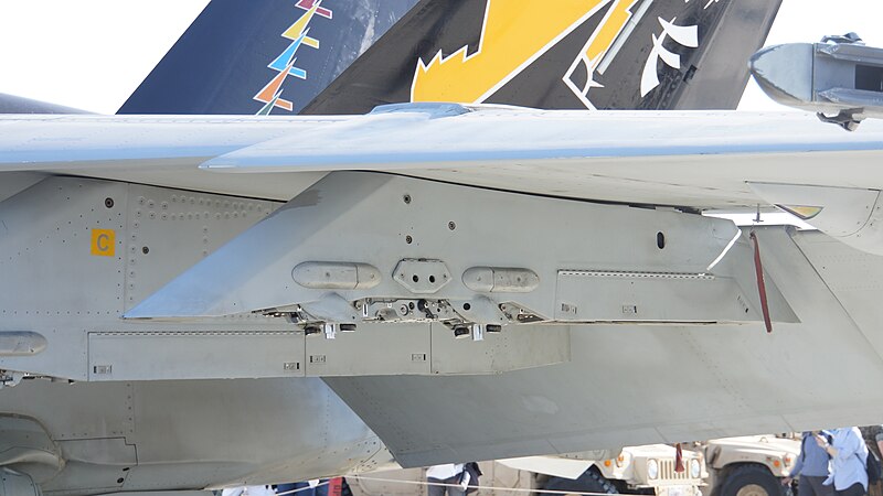 File:SUU-80 Pylon mounted on US Navy FA-18E Super Hornet (NF300 166859) of VFA-115 CAG bird static display at NCAS Iwakuni Base May 5, 2016.jpg