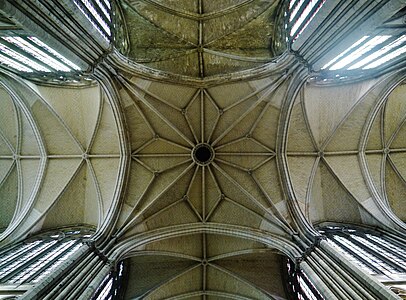 Voûte quadripartite du grand transept, en forme de fleur, soutenue par quatre énormes piliers