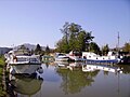 La butte de Sancerre vue du port de plaisance de Saint-Thibault-sur-Loire (faubourg de Saint-Satur) sur le canal de jonction du canal latéral à la Loire