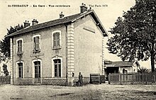 Carte postale de la gare de Saint-Thibault côté rue vers 1910.