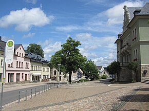 Market square with heraldic oak and town hall from 1882 (right)