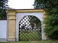 Schlossmauer mit Blick auf den Park und die Schlosssüdseite