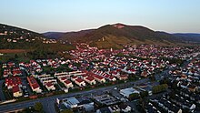 Blick über Schriesheim nach Südosten auf den Ölberg mit Strahlenburg und Branich