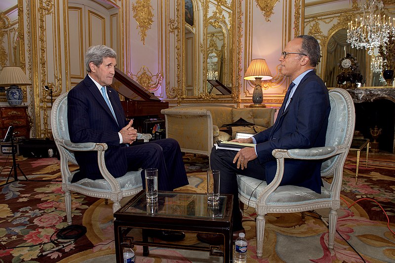 File:Secretary Kerry Sits With NBC News Anchor Holt Before Interview at U.S. Ambassador's Residence in Paris (23080440022).jpg