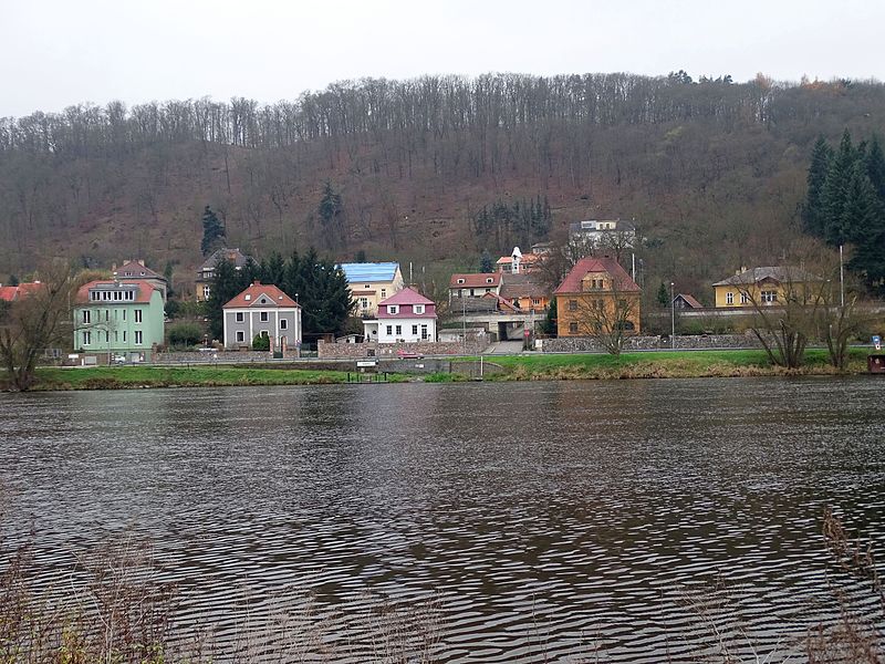 File:Sedlec, přívoz, přes Vltavu.jpg