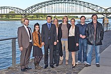 Set-Termin zum WDR/ARD-Fernsehfilm „Momentversagen“ Foto: Felix Vörtler, Lili Zahavi, Felix Klare, WDR-Redakteurin Caren Toennissen, Producerin Eva Laass, Julia Thurnau, Produzent Michael Gebhart, Regisseur Friedemann Fromm