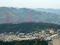 Arka planda Golden Gate Köprüsü, Marin Headlands ve Presidio ile San Francisco'nun Richmond Bölgesi ön planda