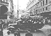 上海共同租界接収のため南京路に向かう陸戦隊。南京東路と四川中路の交差点、昭和十六年十二月八日。