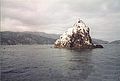 Ship Rock se encuentra a 3 millas al este del istmo en la isla Catalina, California.