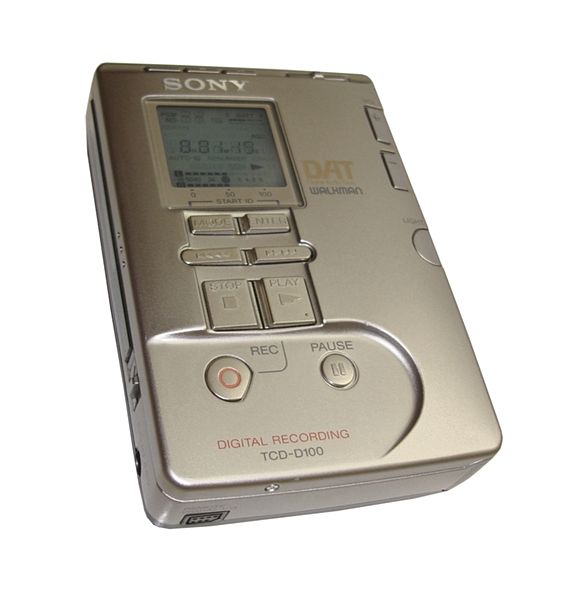 File:Sony TCD-D100 DAT-Recorder Walkman.jpg - Wikimedia Commons