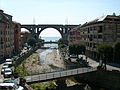 Il torrente Sori ed alcuni edifici a Sori, Liguria, Italia