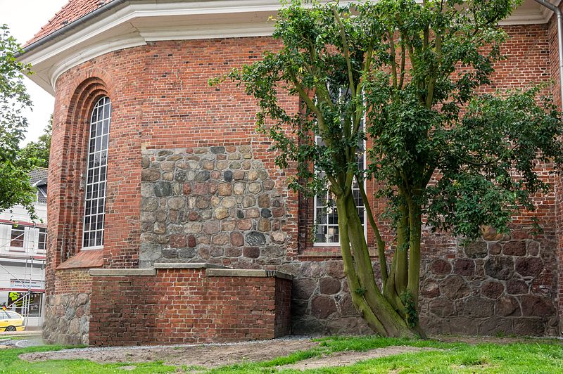 File:St. Bartholomäus-Kirche ( Wesselburen) jm21037.jpg