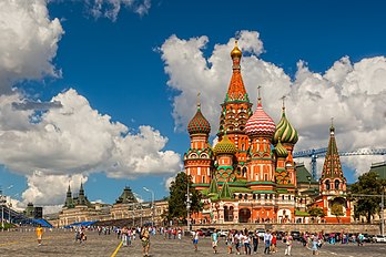 كاتدرائية القديس باسيل في موسكو: الرمز الأكثر شهرة في الحضارة الروسية.[44] كان للحضارة الروسية تأثير كبير على الثقافة العالمية، ولديها أيضًا ثقافة مادية غنية وتقاليد في العلوم والتكنولوجيا.